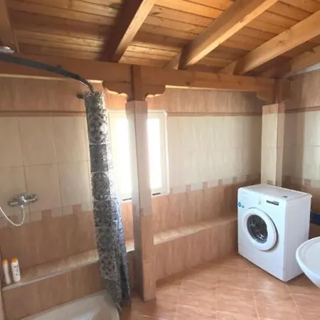 شقة Super Spacious Rooftop Flat