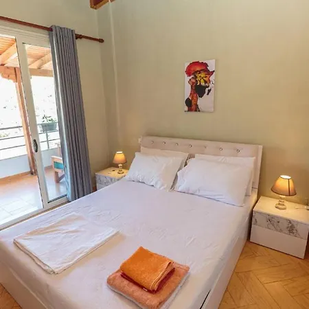 Super Spacious Rooftop Flat *