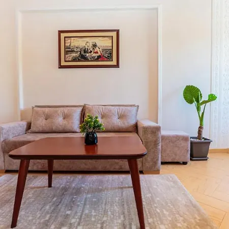 Super Spacious Rooftop Flat * فلورا