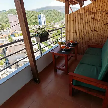 شقة Super Spacious Rooftop Flat فلورا