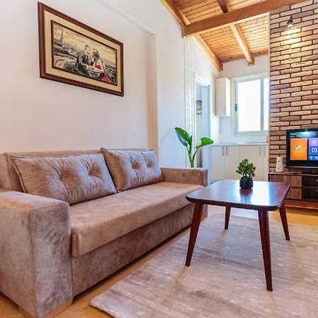 Super Spacious Rooftop Flat דירה *